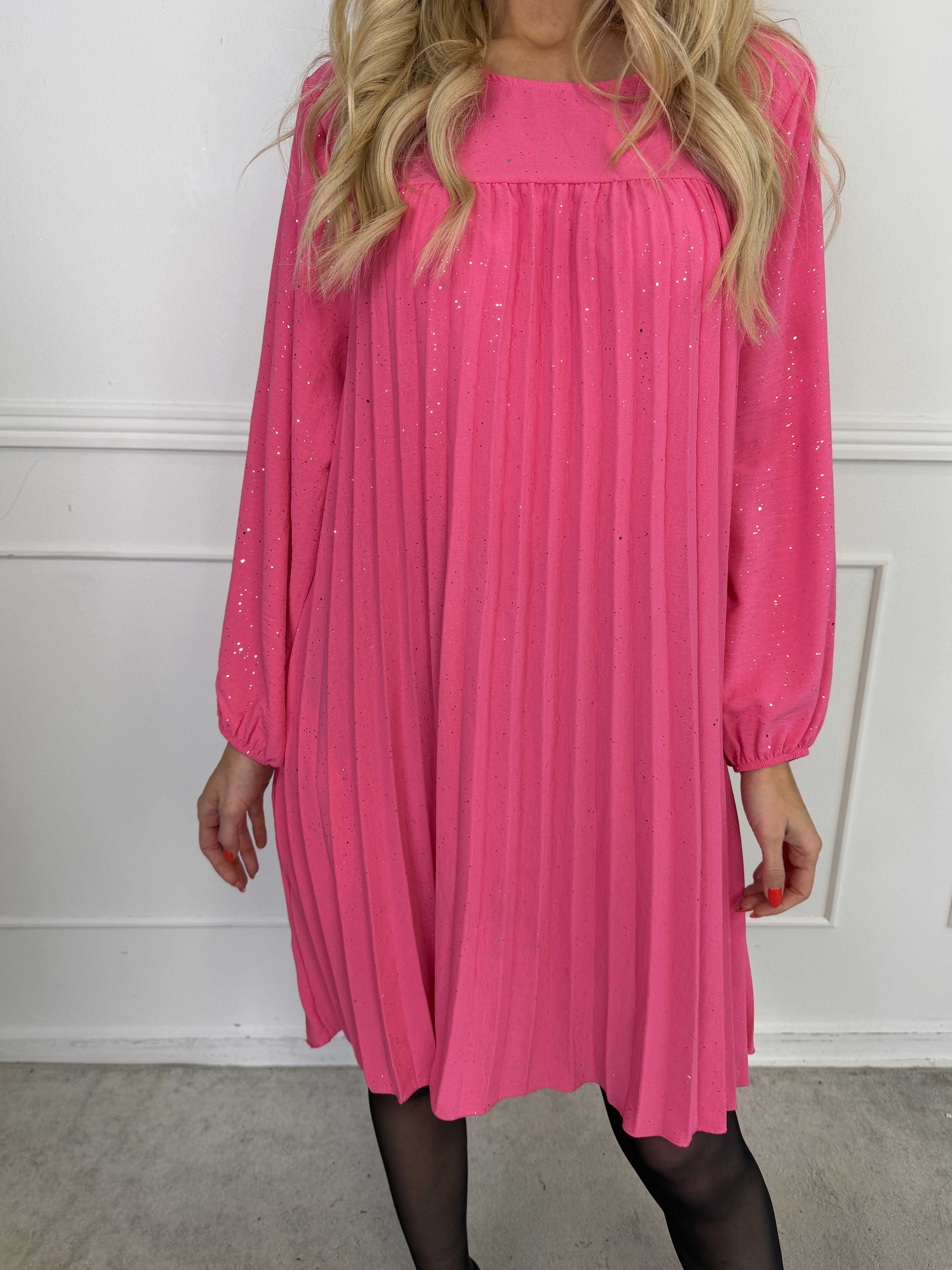 Nancy Glitter Short L/S - Plisseret kjole med lommer og glimmer